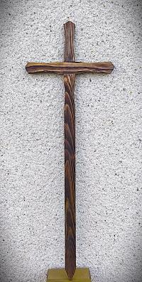 Kříž dřevěný, kartáčovaný, mořený 110